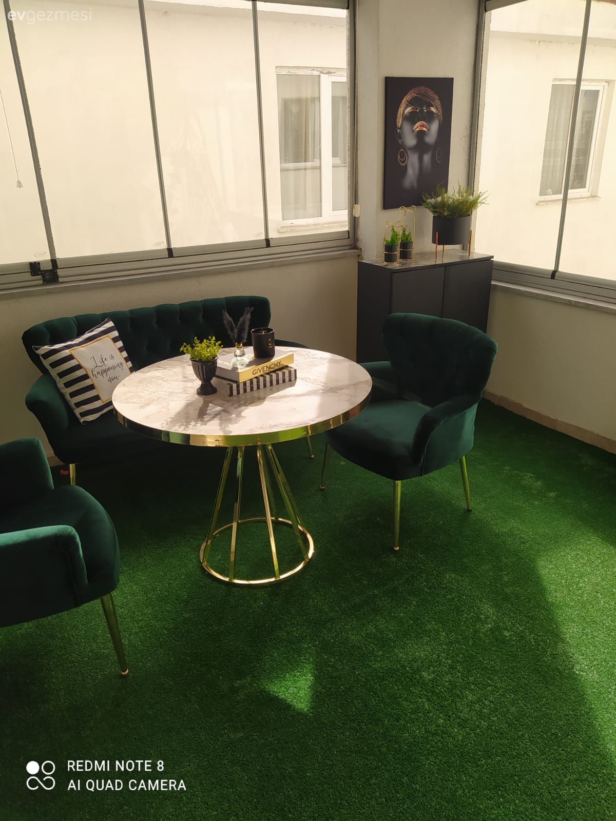 Balkon, Beyaz, Altın, Zümrüt yeşili, Balkon masası, Sandalye, Balkon perdesi, çim halı, Ev bitkisi, Tablo, Duvar dekorasyonu