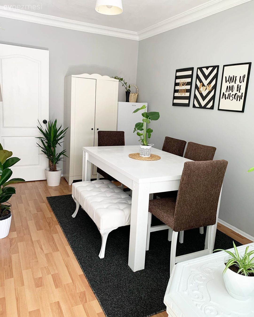 Yemek Odası, Yemek masası, Sandalye, Beyaz, Kahverengi, Tablo, Duvar dekorasyonu, Füme, Ev bitkisi, Dolap