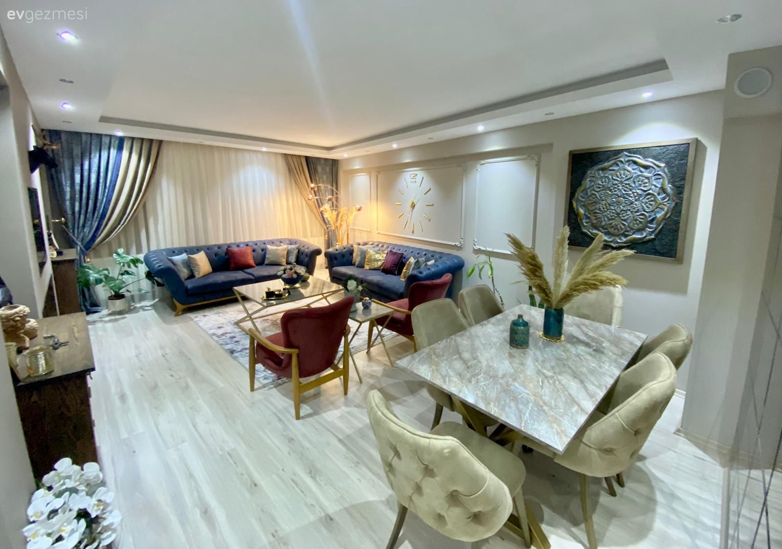 Salon, Modern, Art deko, Mavi, Kırmızı, Krem, Beyaz, Altın, Koltuk takımı, Berjer, Orta sehpa, Sehpa, Sehpa üstü aksesuarı, Ev Aksesuar, Halı, Salon halısı, Fon perde, Perde, Tül perde, Dekoratif Objeler, Duvar panosu, Duvar dekorasyonu, Metal duvar saati, Sandalye, Yemek masası