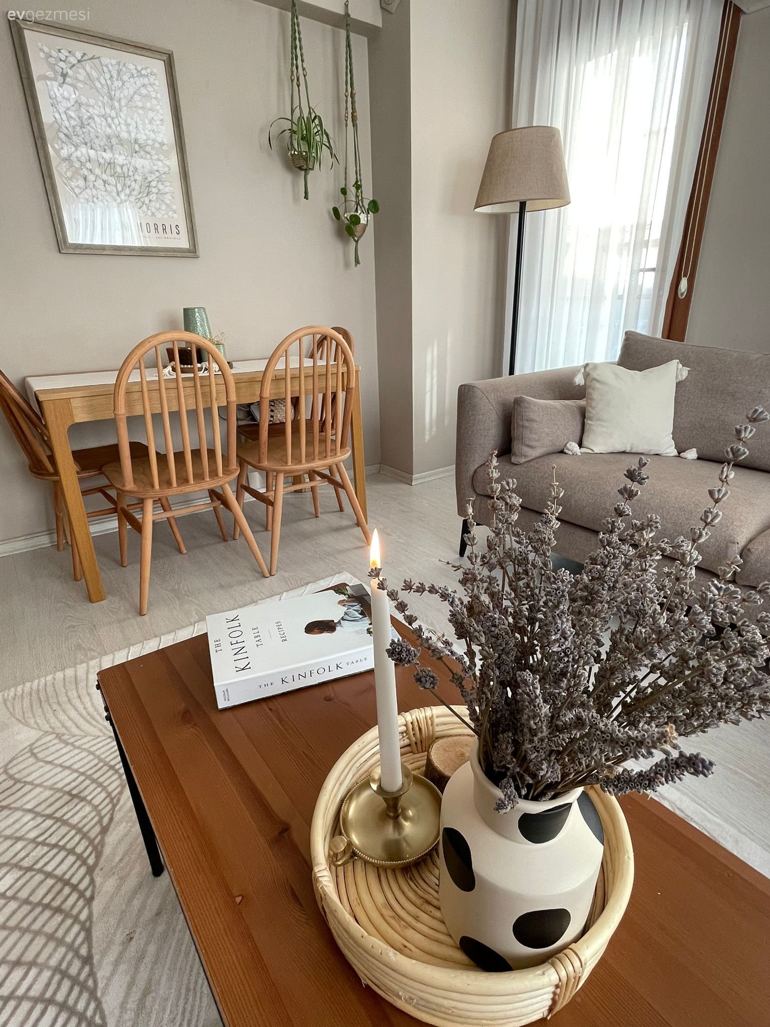 Salon, Bohem Dekorasyon, Ahşap Mobilya, Bej, Beyaz, Koltuk takımı, Orta sehpa, Sehpa, Halı, Sandalye, Yemek masası, Tablo, Duvar dekorasyonu, Lambader, Aydınlatma, Vazo, Ev Aksesuar