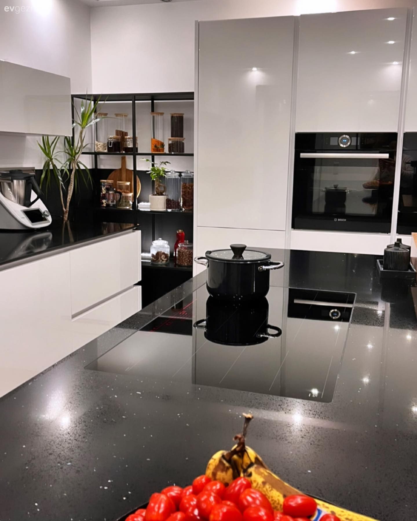 Mutfak, Modern, Beyaz, Siyah, Ada mutfak, Mutfak halısı, Siyah tezgah, Mutfak tezgahı, Mutfak aksesuarları, Dekoratif Objeler