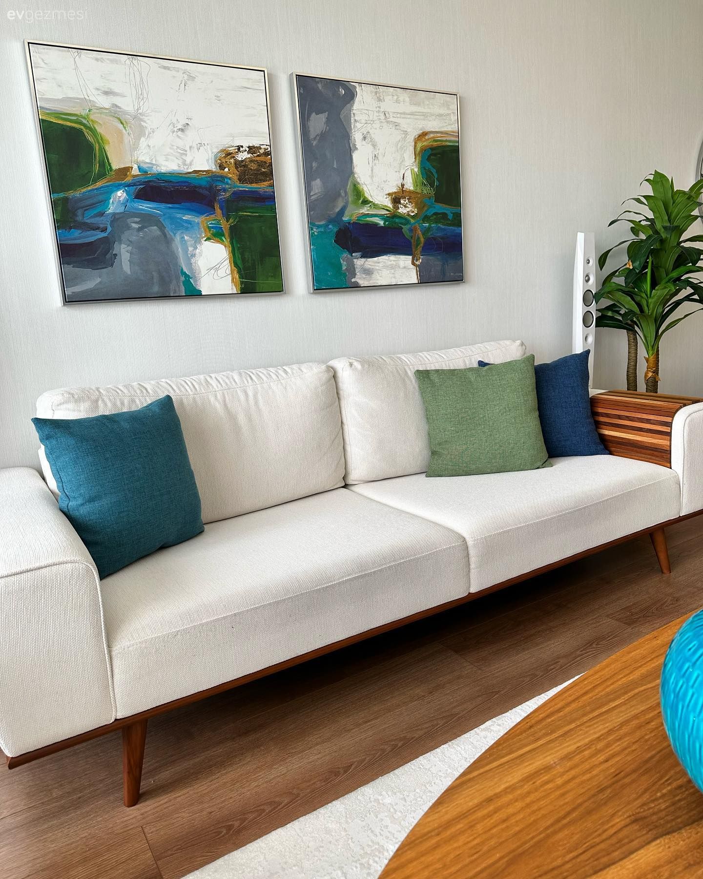 Salon, Modern, Beyaz, Beyaz koltuk, Yeşil, Mavi, Tablo, Duvar dekorasyonu, Koltuk takımı, Ev bitkisi, Saksı, Orta sehpa, Sehpa, Halı, Parke