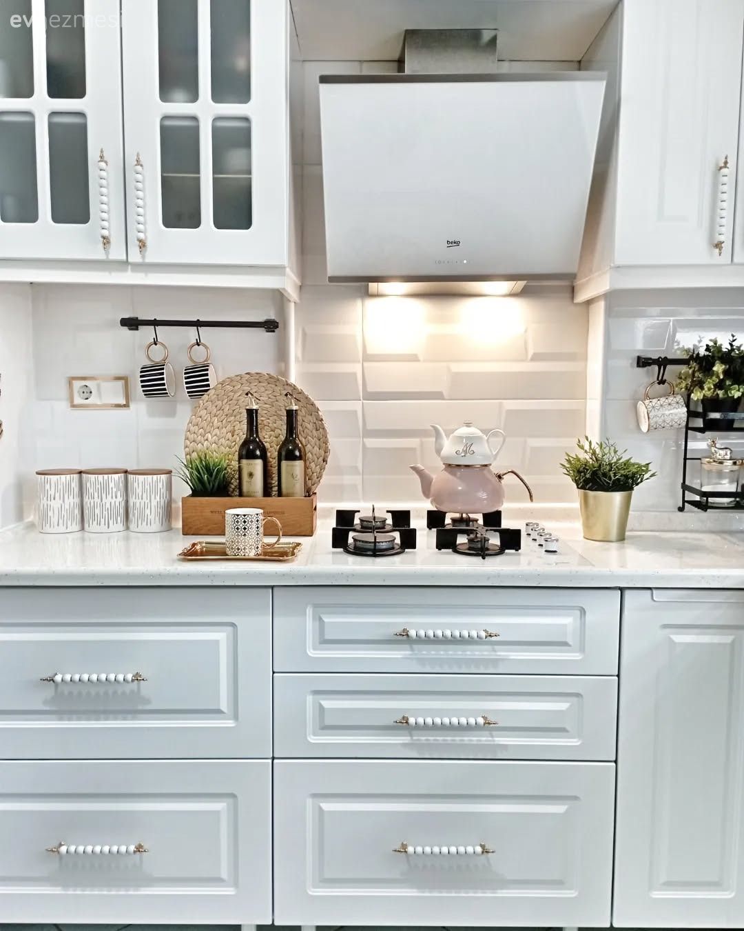 Mutfak, Beyaz mutfak, Shaker kapaklı dolaplar, Davlumbaz, Mutfak tezgahı, Mutfak tezgah arası, Mutfak aksesuarları, Tezgah arası seramik, Cam kapaklı dolap