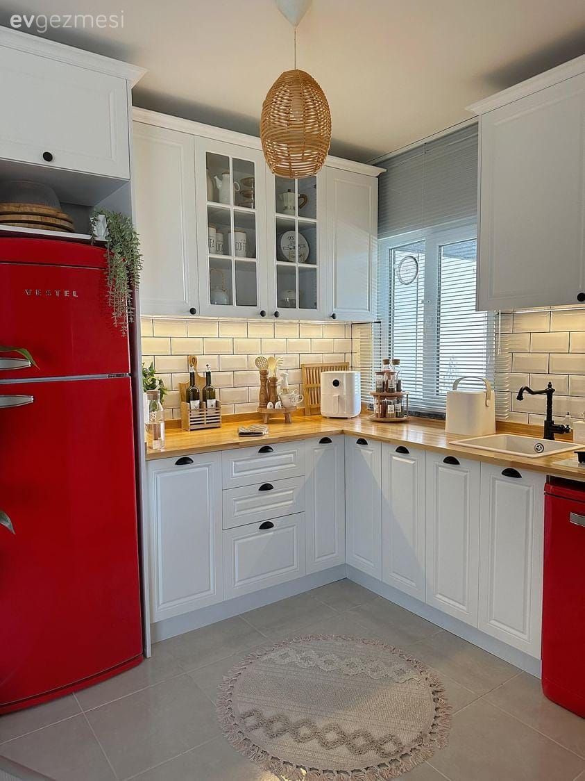 Mutfak, Country mutfak, Beyaz, Kırmızı, Ahşap mutfak tezgahı, Mutfak tezgahı, Shaker kapaklı dolaplar, Metro seramik, Seramik, Mutfak Avize Modelleri, Hasır avize, Jaluzi, Mutfak tezgah arası, Mutfak aksesuarları