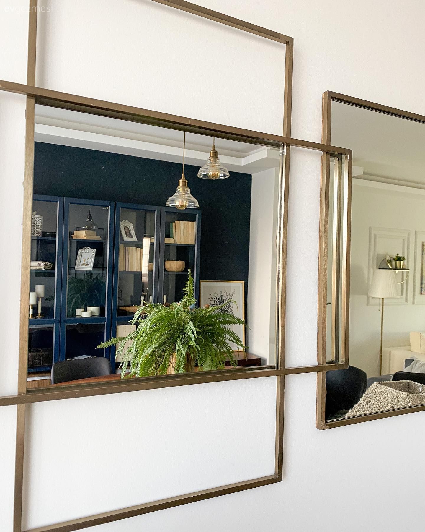 Antrasit duvar, Dolap, Ahşap masa, Ev bitkisi, Avize, Aydınlatma, Sandalye, Ayna