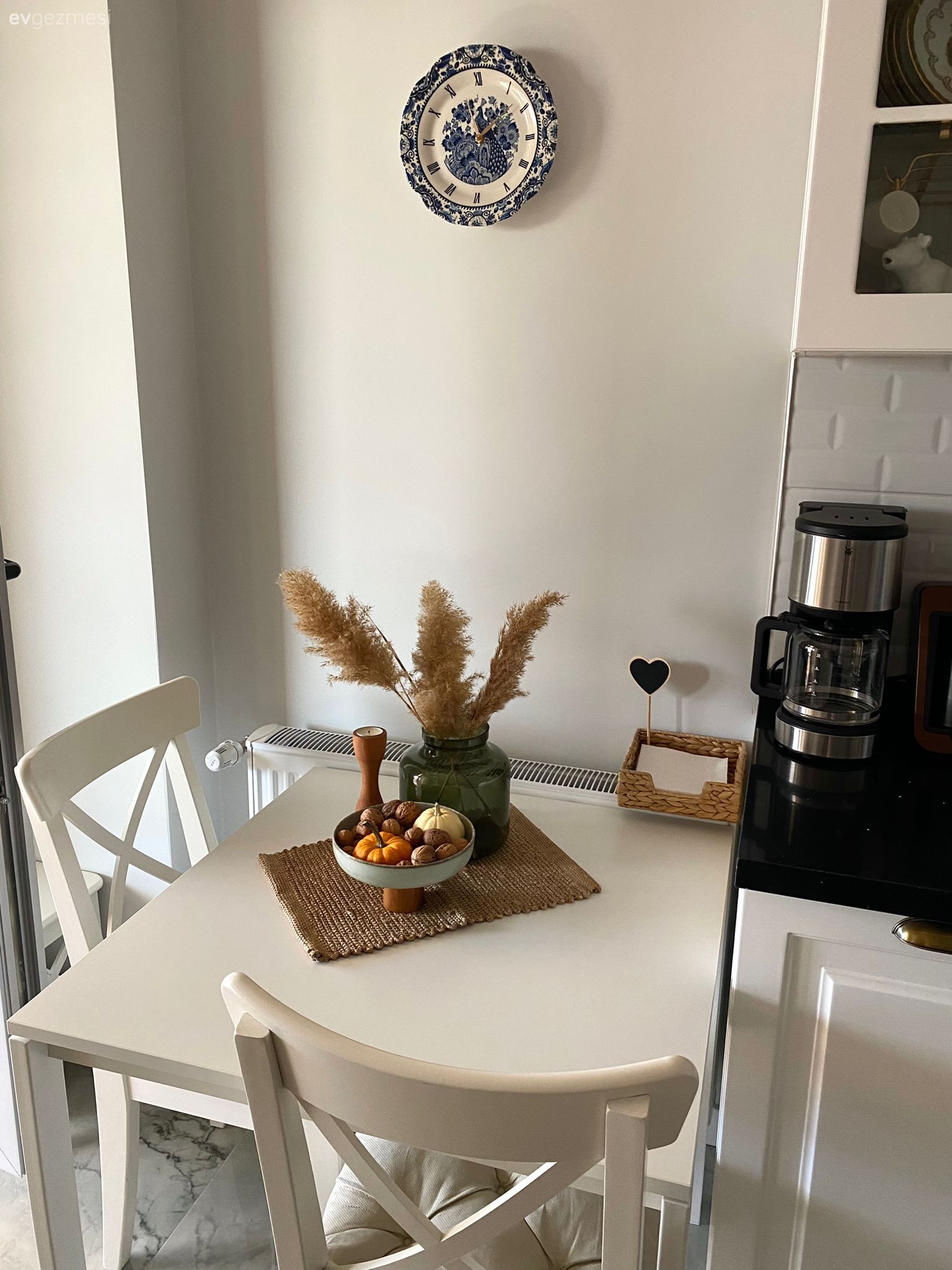 Sandalye, Mutfak masası, Mutfak aksesuarları, Mutfak, Kahve köşesi, Beyaz, Siyah