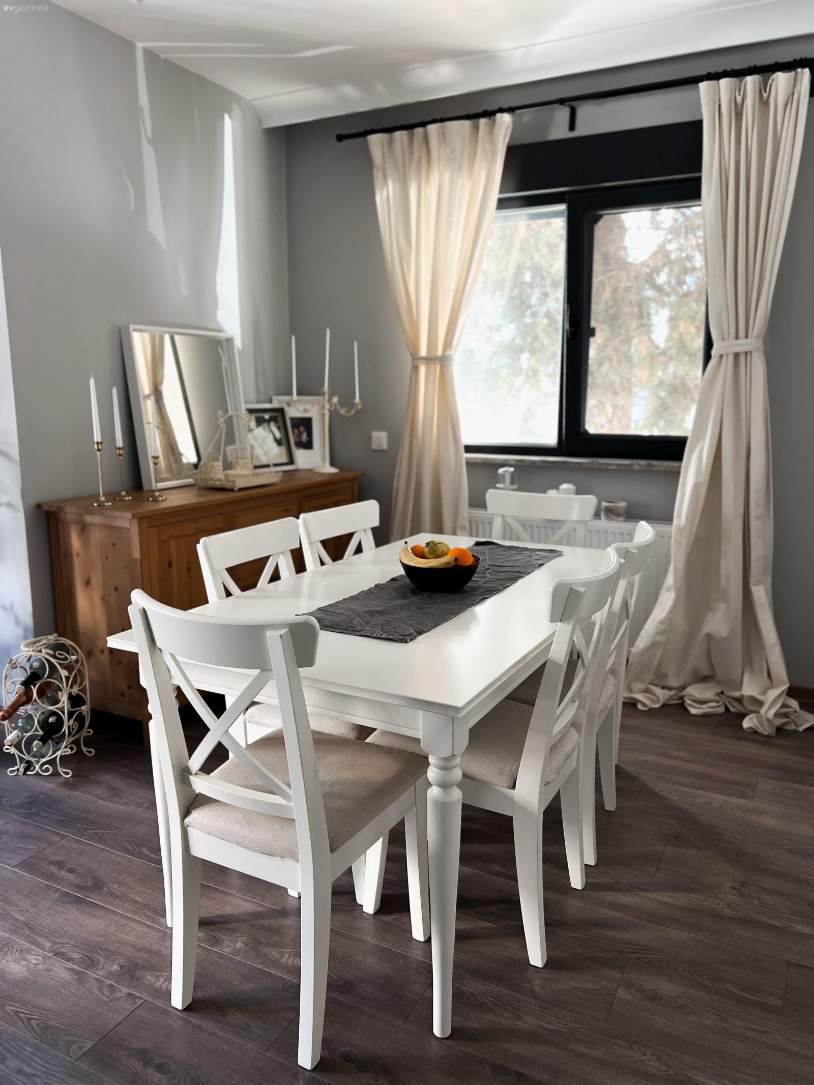 Bu Samimi Evde Yalın Tasarımlar Ahşapla Desteklenmiş