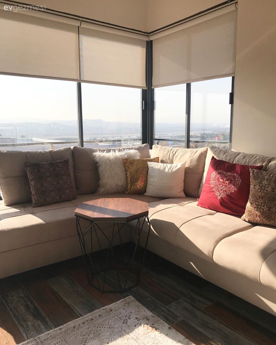 Kış bahçesi, Balkon, Köşe koltuk, Koltuk takımı, Bej, Kırmızı, Kırlent, Ev tekstili, Yan sehpa, Sehpa, Stor perde, Balkon perdesi