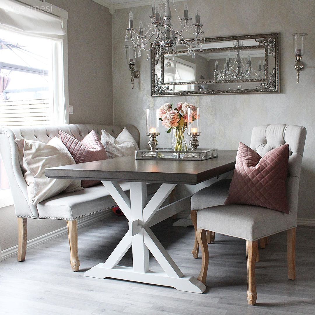 Yemek Odası, İskandinav, Bej, Beyaz, Kahverengi, Yemek masası, Sandalye, Kırlent, Ev tekstili, Ayna, Yemek odası avizesi, Avize, Aydınlatma, Şamdan, Ev Aksesuar, Aplik, Çiçekler, Pudra pembe, Vazo, Duvar kağıdı, Duvar dekorasyonu