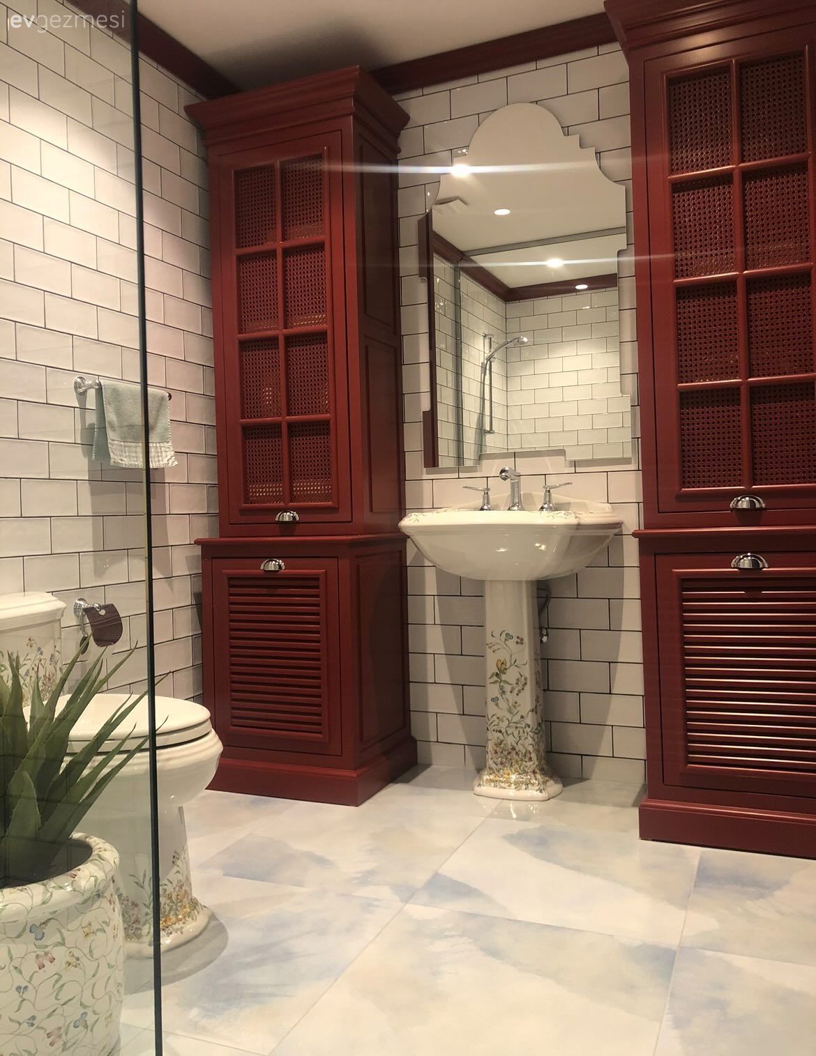 Banyo, Bordo, Beyaz, Banyo aynası, Banyo seramikleri, Ev bitkisi, Saksı, Banyo dolabı