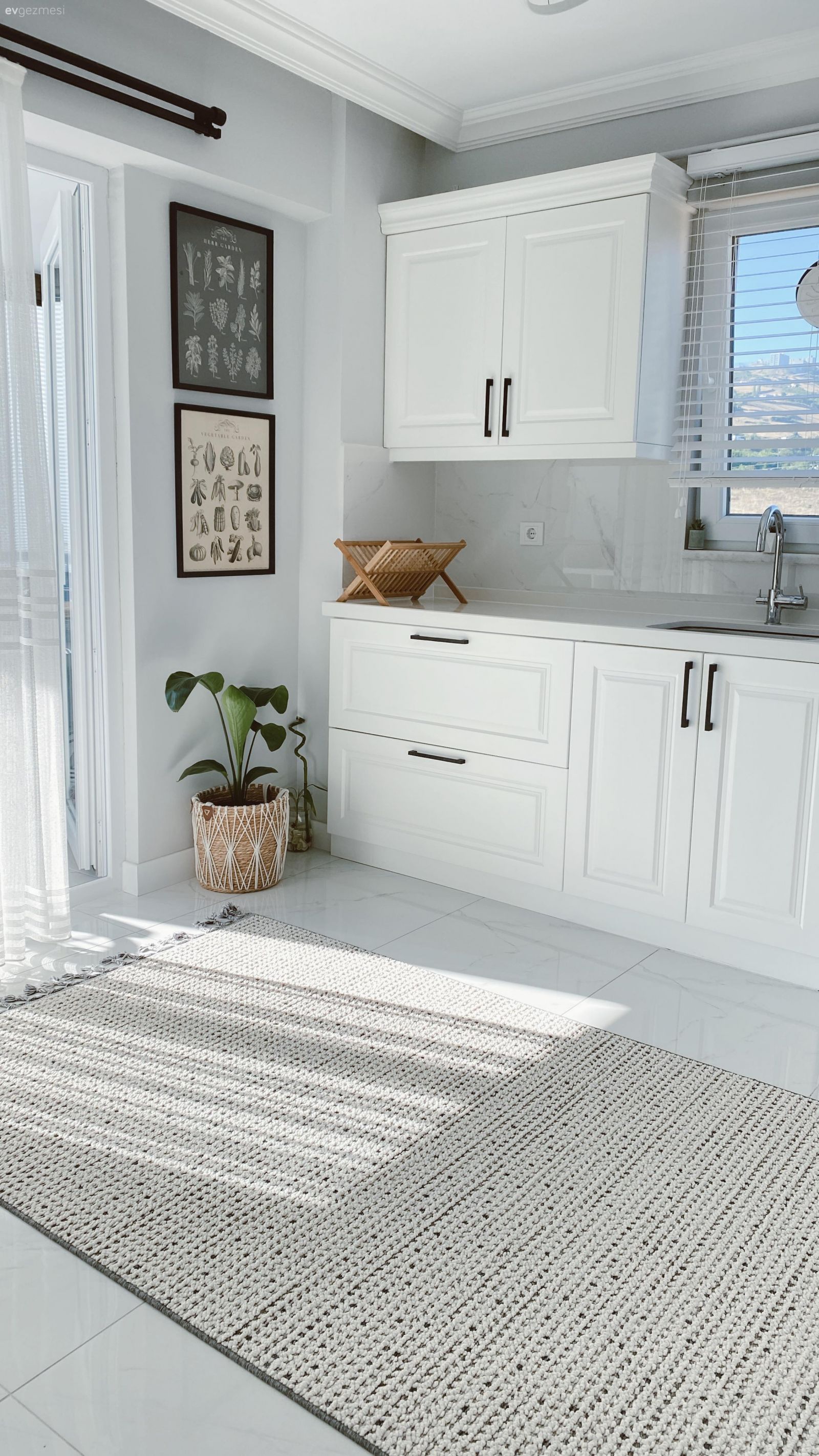 Mutfak, Modern, İskandinav, Beyaz, Shaker kapaklı dolaplar, Siyah, Mutfak tezgahı, Mutfak tezgah arası, Mutfak aksesuarları, Mutfak perdesi, Mutfak halısı, Saksı, Ev bitkisi