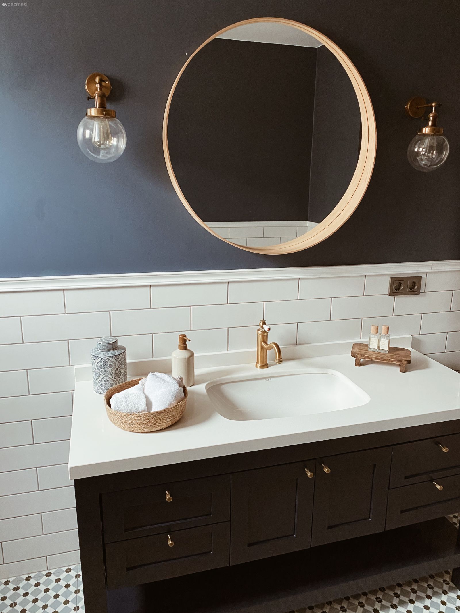 Banyo, Beyaz, Antrasit  , Gri duvar, Yuvarlak ayna, Dekoratif ayna, Metro seramik, Seramik, Banyo seramikleri, Banyo aynası, Aplik, Aydınlatma