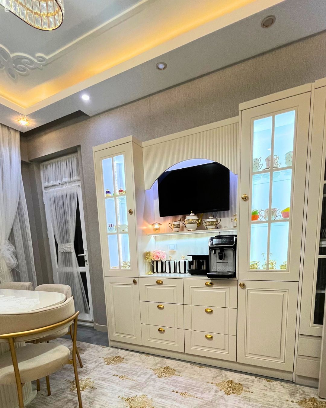 Kahve köşesi, Beyaz, Krem, Cam kapaklı dolap, Shaker kapaklı dolaplar, Mutfak, Led aydınlatma, Aydınlatma, Sandalye, Mutfak sandalyesi, Mutfak aksesuarları, Spot aydınlatma