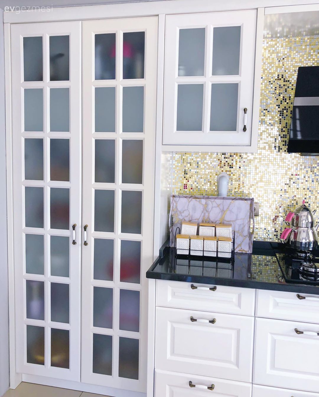 Bu Şık Mutfak, Tezgah Arasından Işıltı Saçıyor