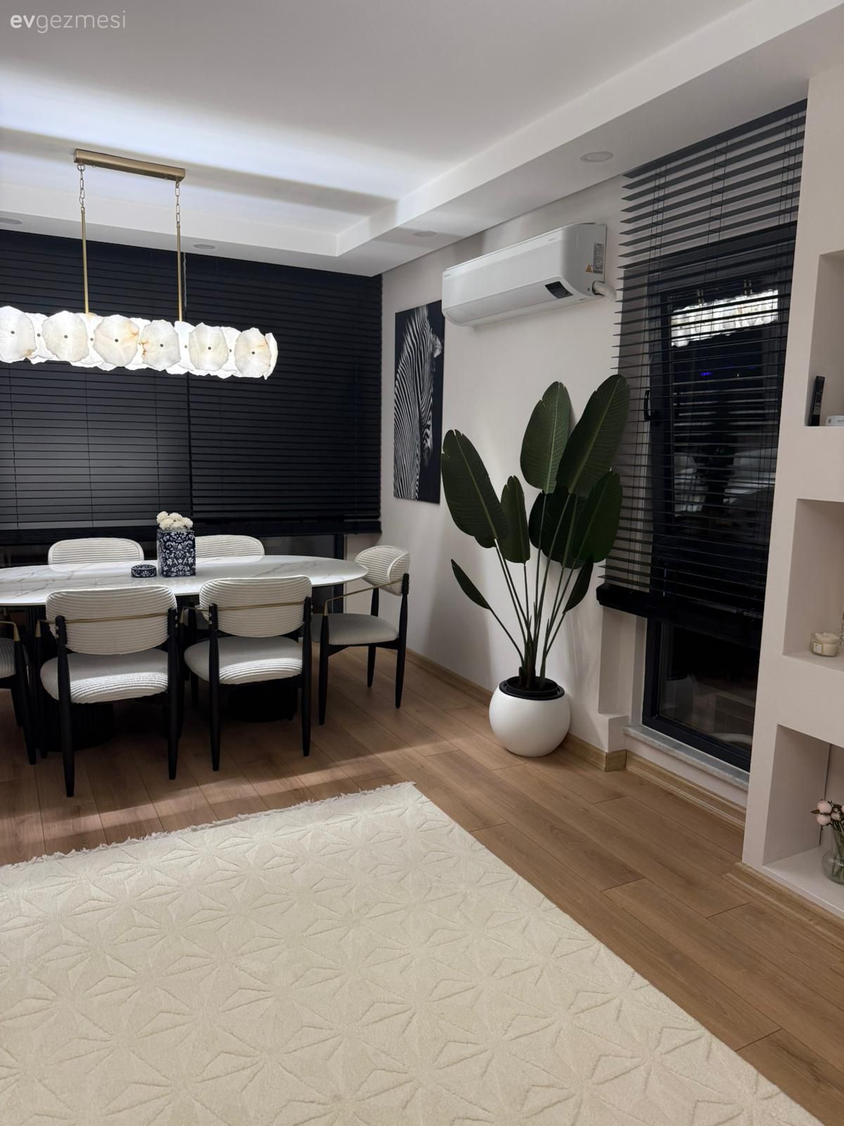 Penceresi Bol Bu Evde Sadelik ve Işıltıya Eşit Oranda Yer Var