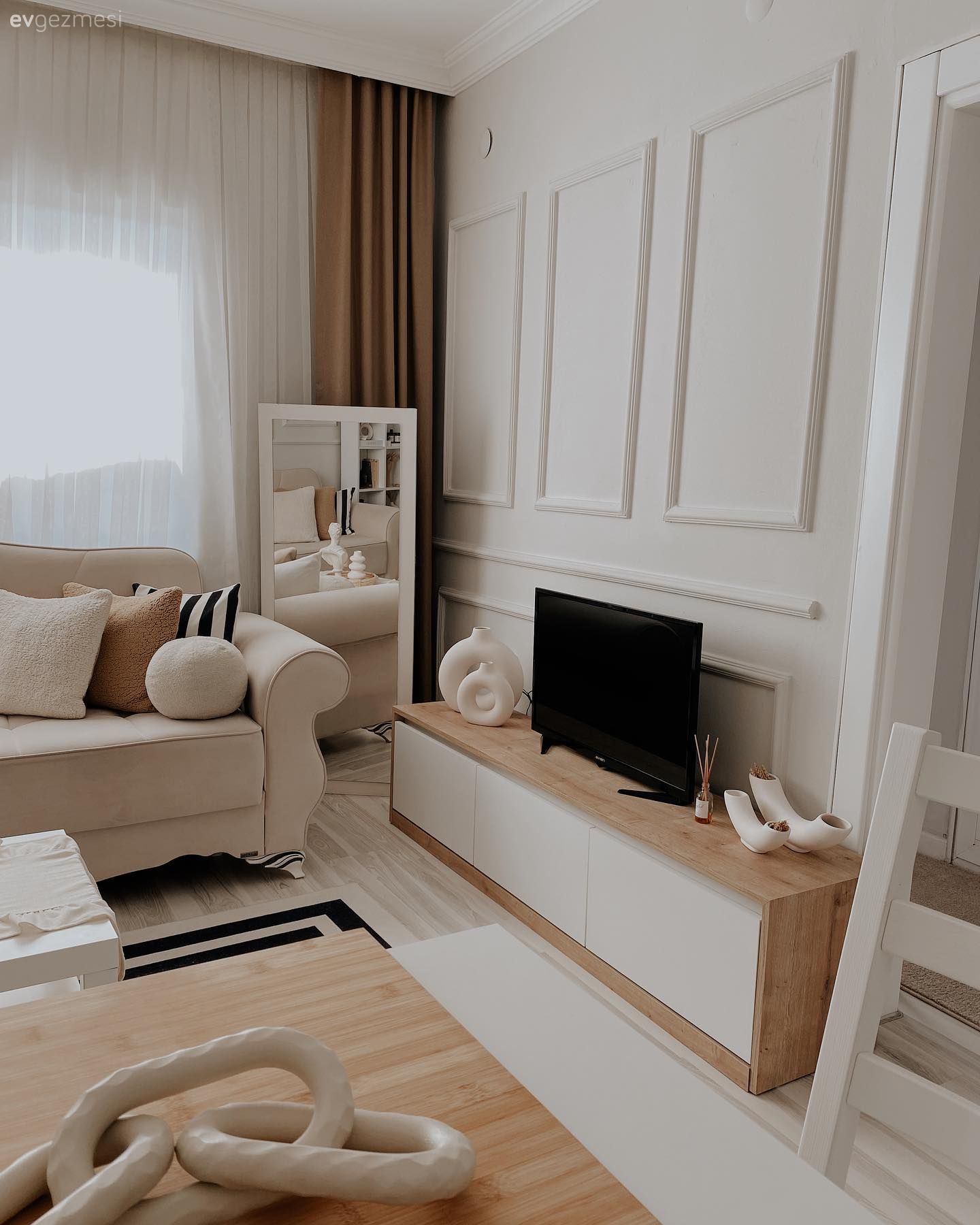 Duvar çıtalama, Tv ünitesi, Beyaz, Krem, Koltuk takımı, Tül perde, Perde, Dekoratif Objeler