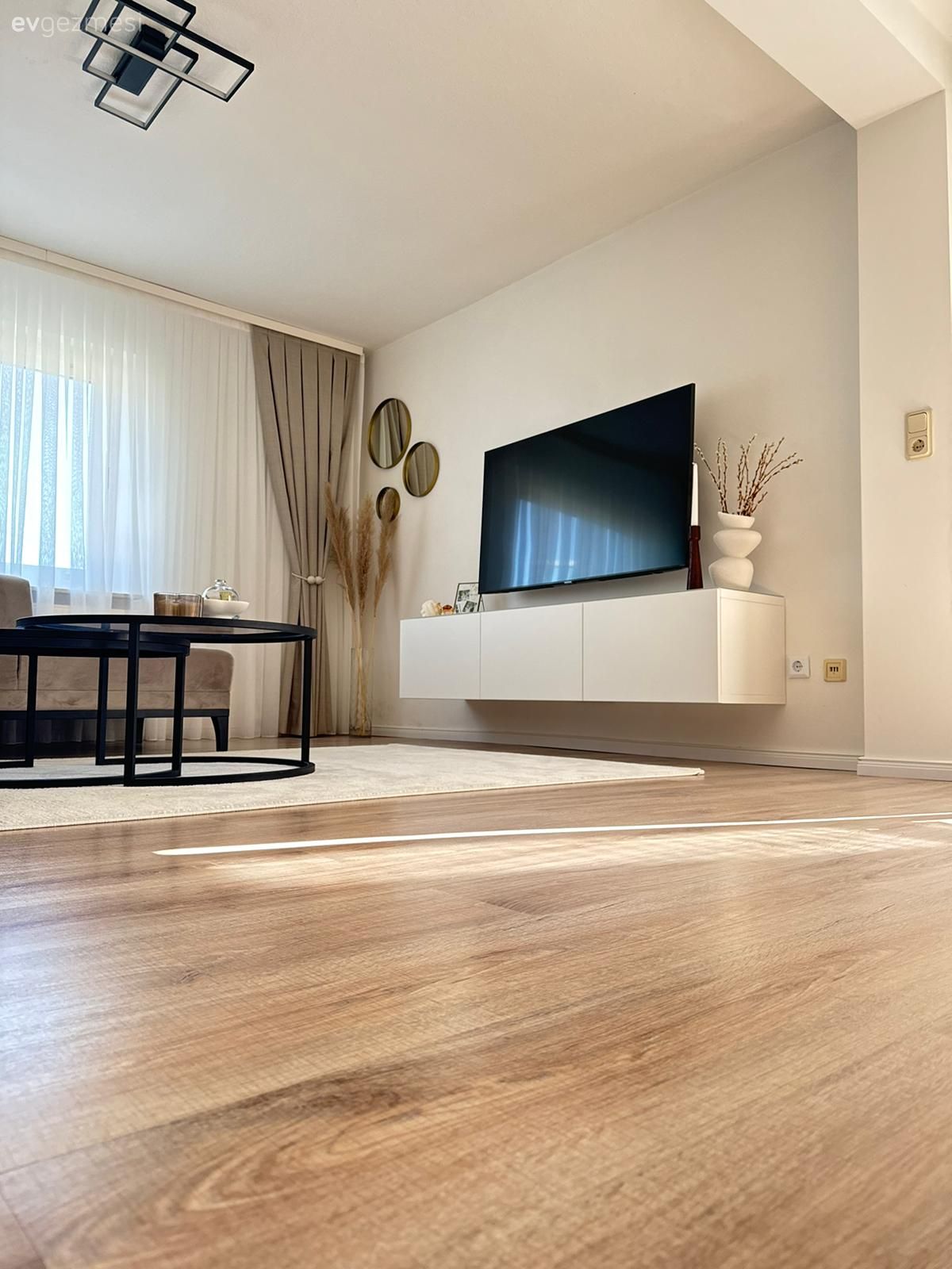 Beyaz, Siyah, Fon perde, Perde, Tül perde, Tv ünitesi, Tv ünitesi aksesuarları, Ev Aksesuar, Orta sehpa, Sehpa, Dekoratif Objeler