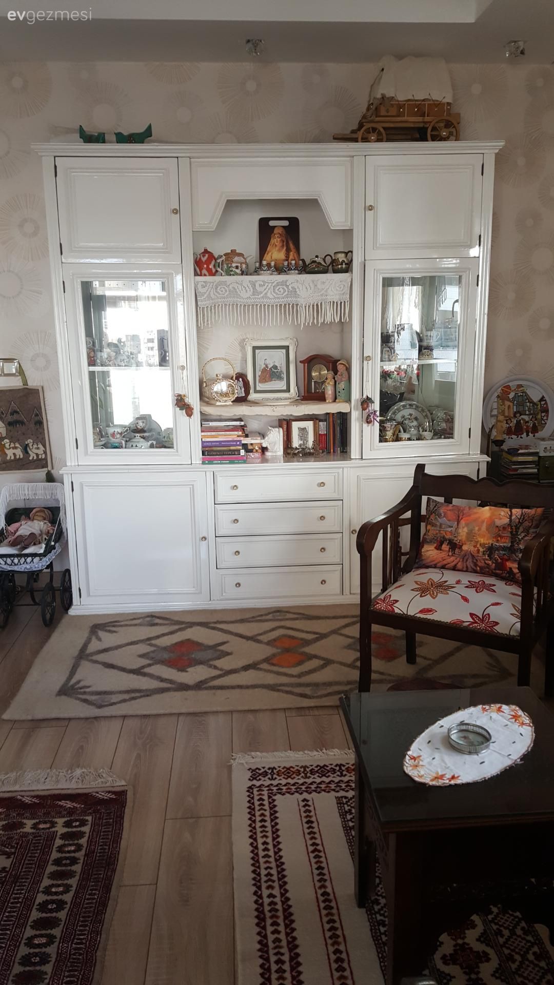 Beyaz, Vitrin, Kahverengi, Ahşap Mobilya, Kilim, Halı, El dokuma halı, Orta sehpa, Sehpa
