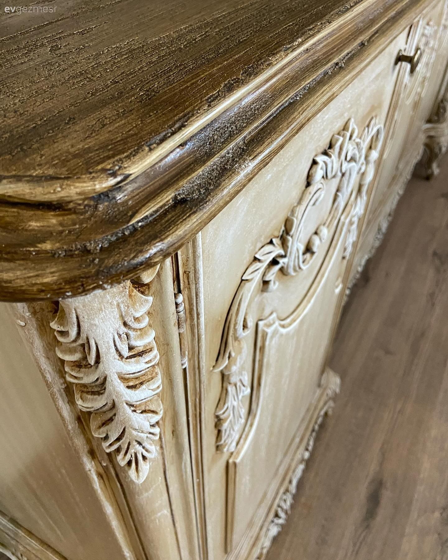 Acı Kahve Mobilyalar Dantel Gibi İşlenmiş Parçalara Dönüşmüş