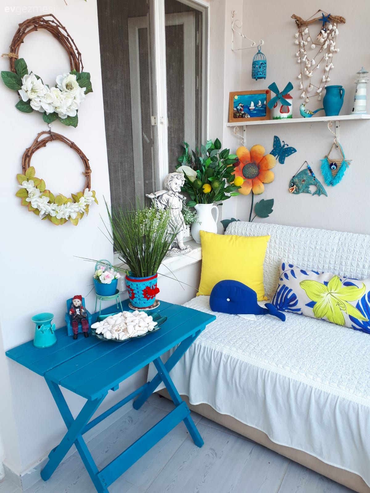 Teras, Beyaz, Mavi, Kırlent, Ev tekstili, Balkon oturma grubu, Balkon, Duvar rafı, Duvar dekorasyonu, Balkon duvar dekorasyonu, Balkon masası, Sandalye, Dekoratif Objeler, Sarı