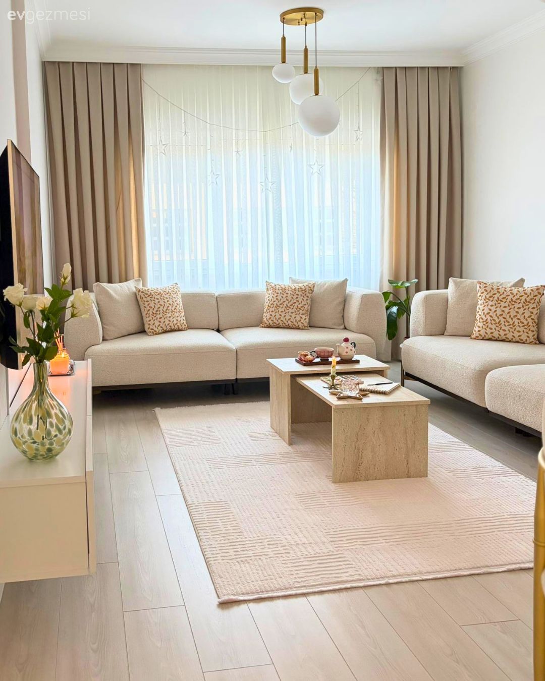 Salon, Modern, Krem, Bej, Vizon, Koltuk takımı, Fon perde, Perde, Tül perde, Avize, Aydınlatma, Salon avizesi, Tv ünitesi, Tv ünitesi aksesuarları, Ev Aksesuar, Orta sehpa, Sehpa, Halı, Salon halısı, Dekoratif Objeler, Kırlent, Ev tekstili