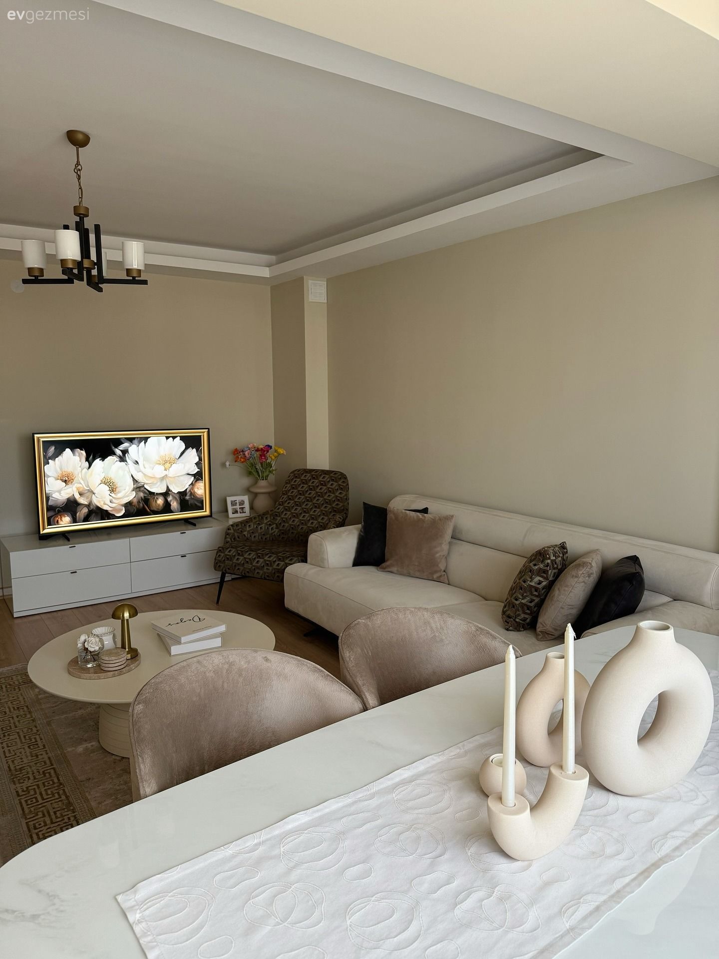 Bu Dikdörtgen Salonda Uyumlu Renk Paleti Esas Alınmış