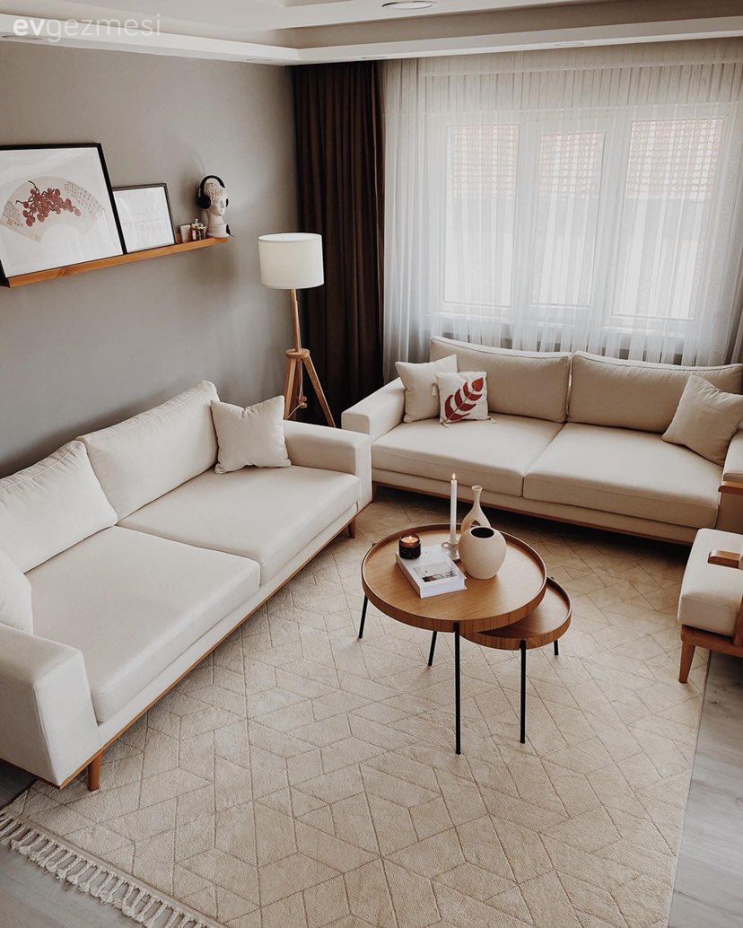 Salon, Modern, Beyaz, Ahşap Mobilya, Krem, Bej, Fon perde, Perde, Tül perde, Koltuk takımı, Berjer, Orta sehpa, Sehpa, Halı, Salon halısı, Duvar rafı, Duvar dekorasyonu, Çerçeve, Lambader, Aydınlatma