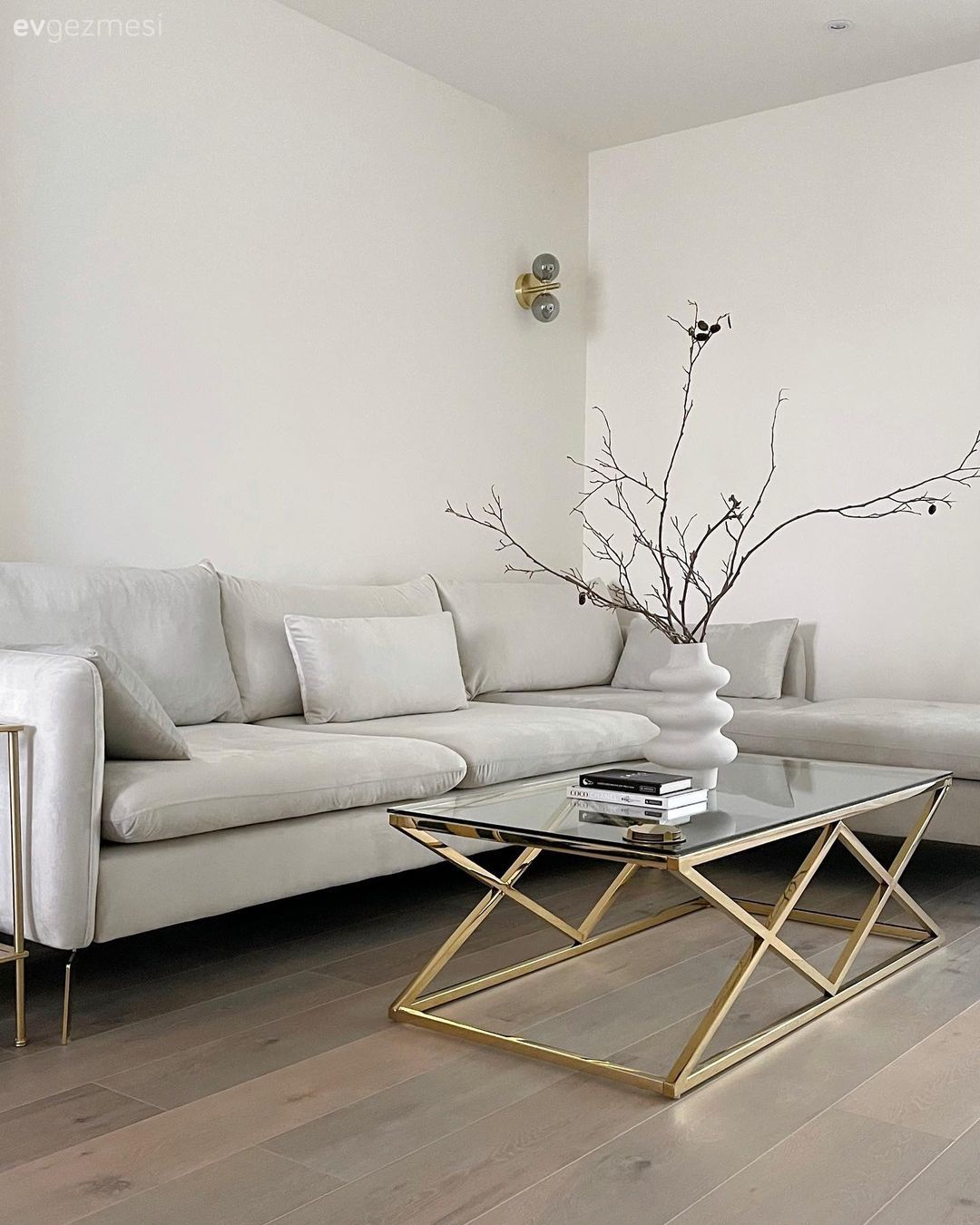 Beyaz, Krem, Altın, Vazo, Ev Aksesuar, Parke, Orta sehpa, Sehpa, Kırlent, Ev tekstili, Köşe koltuk, Koltuk takımı