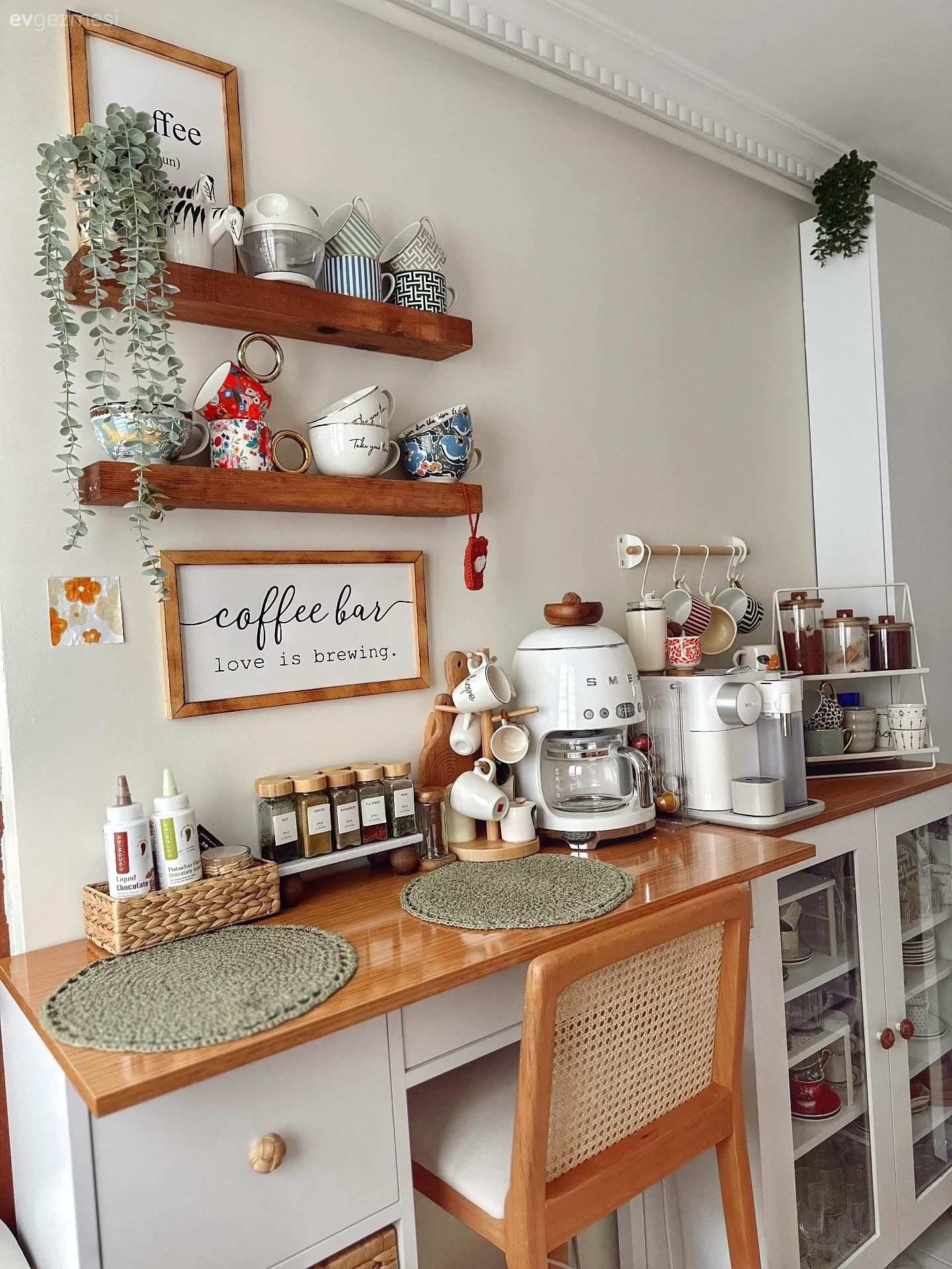 Bu Salonda Eşyalar Arasında Yeteri Kadar Alan Var