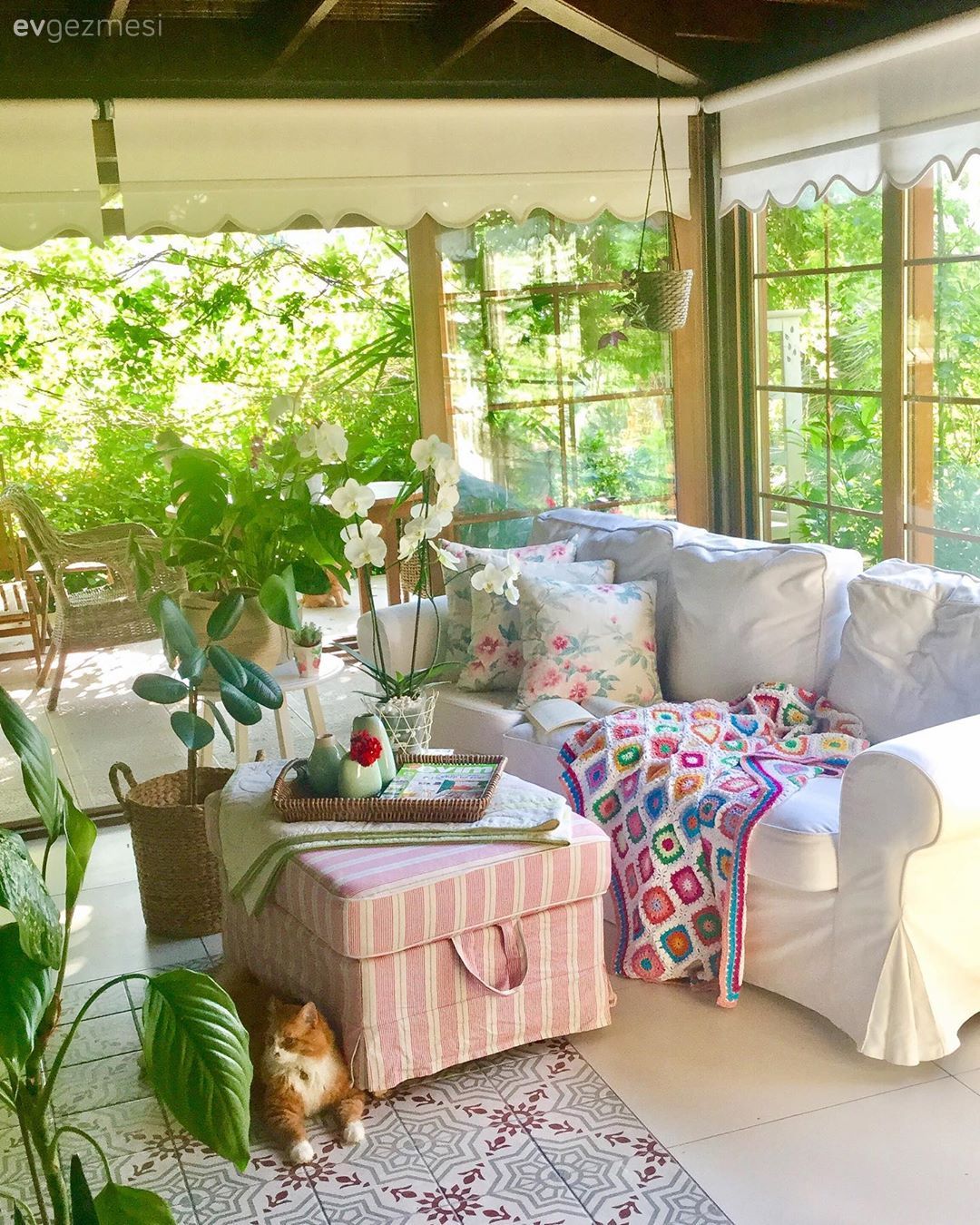 Kış bahçesi, Beyaz, Yeşil, Koltuk takımı, Stor perde, Puf, Ekose desen, Desenler, Çiçekli desen, Berjer, Ev bitkisi, Saksı, Koltuk örtüsü, Sehpa, Kırlent, Ev tekstili, Zemin seramikleri