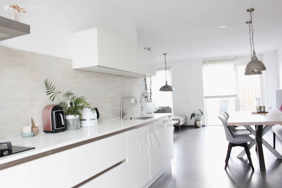 Modern, Mutfak, Beyaz mutfak, Modern mutfak, Amerikan Mutfak, Yemek masası, Sandalye, Krom sarkıt, Mutfak tezgahı, Mutfak tezgah arası, Mutfak aksesuarları, Açık konsept yaşam alanı