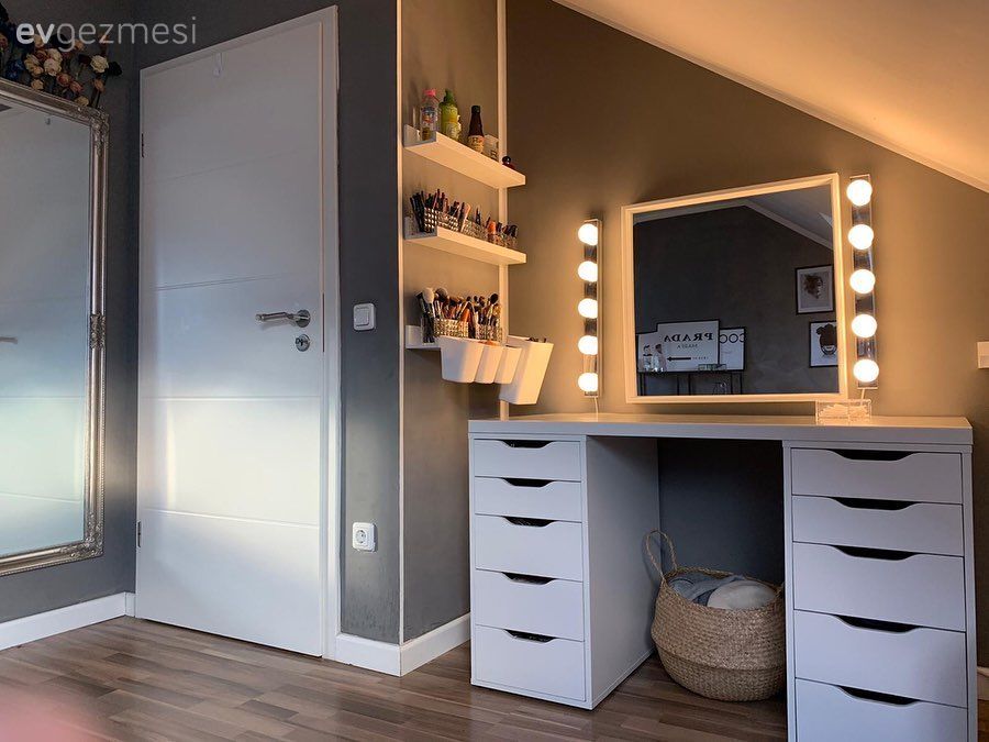 Yatak Odası, Beyaz, Gri, Makyaj masası, Makyaj aynası, Gri duvar, Boy aynası, Ayna, Aydınlatma, Çatı katı, Dubleks evler