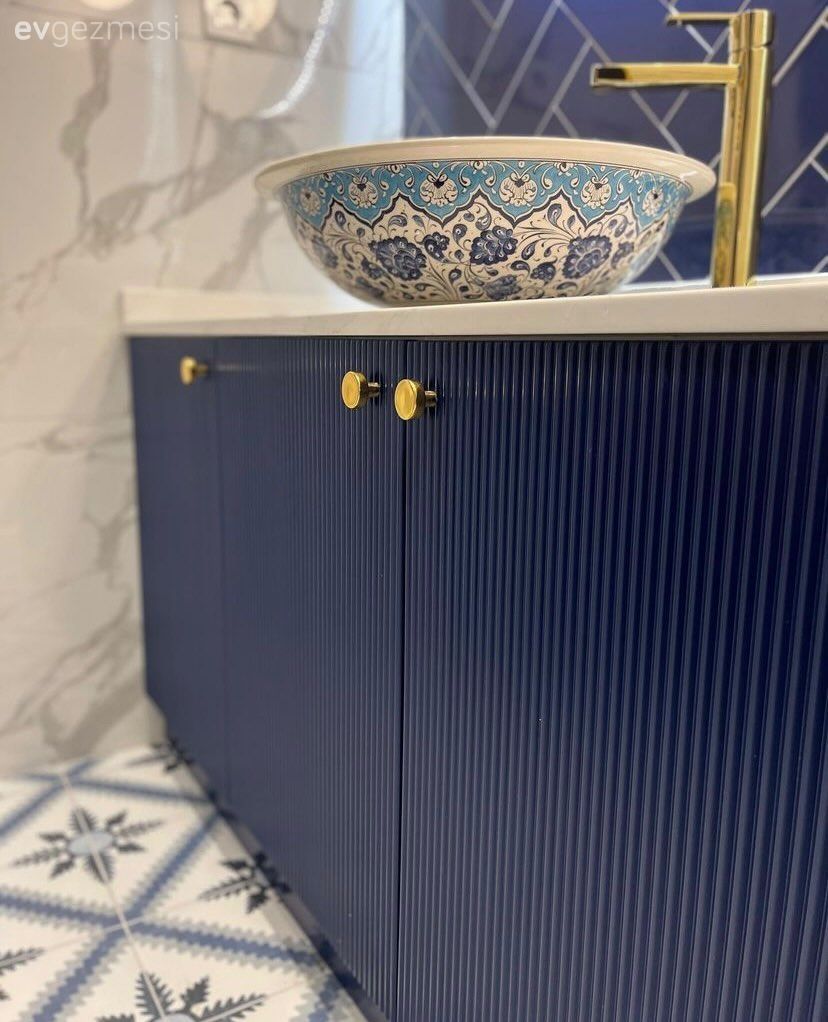 Banyo, Beyaz, Parlament mavisi, Altın, Banyo seramikleri, Banyo dolabı, Banyo lavabosu