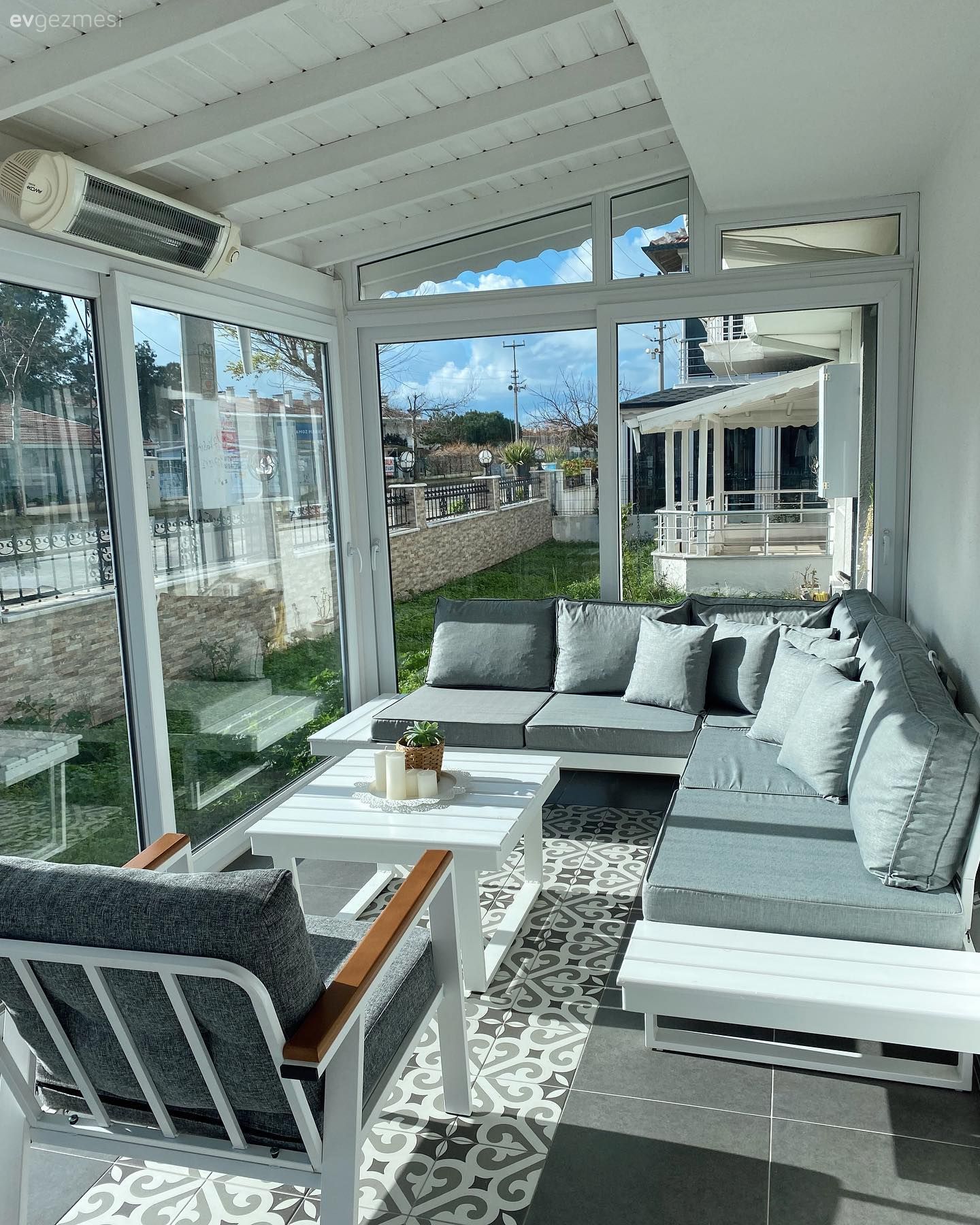 Bu Bahçeli Evde Ahşabın Sıcaklığı, Beyazın da Ferahlığı Her Şeye Yetmiş!