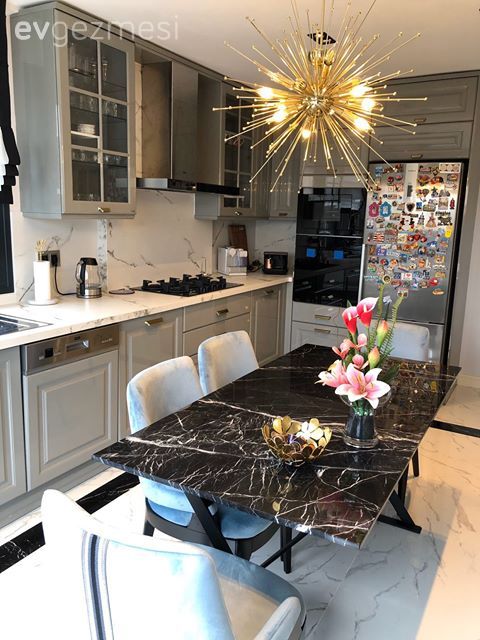 Mutfak, Gri mutfak, Modern mutfak, Shaker kapaklı dolaplar, Mutfak tezgahı, Mutfak tezgah arası, Mermer, Mutfak Avize Modelleri, Sandalye, Mutfak masası, Vazo, Ev Aksesuar, Çiçekler, Mutfak zemin seramikleri, Cam Ankastre, Ankastre, Gri, Beyaz, Altın