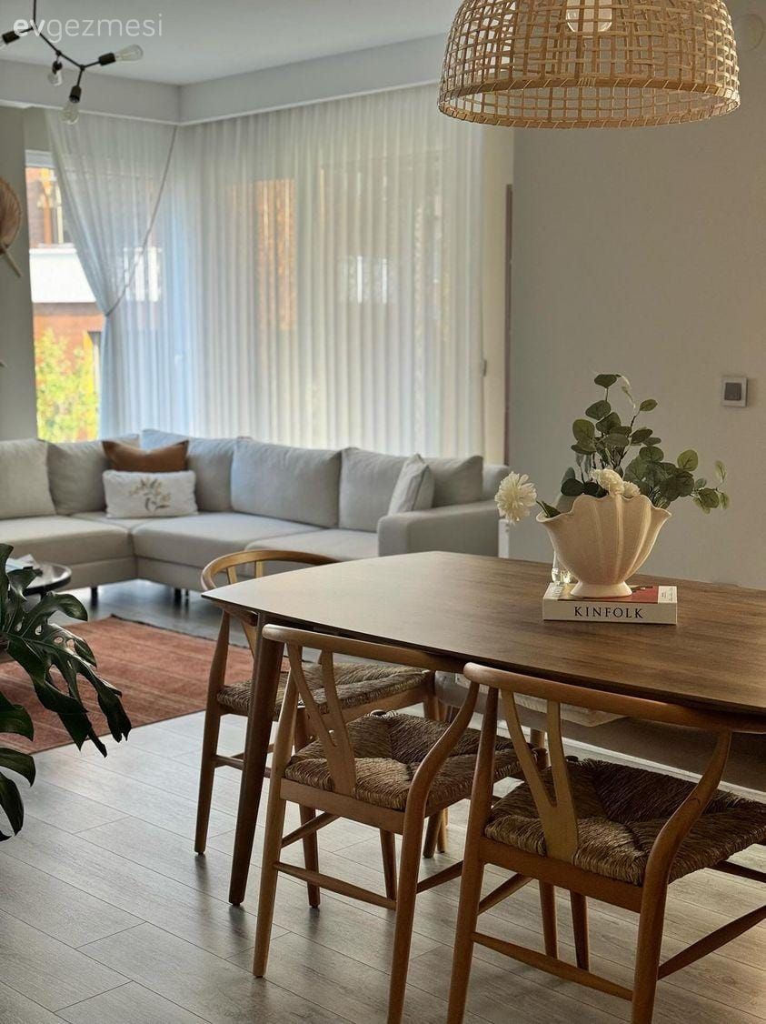 Salon, İskandinav, Bohem Dekorasyon, Beyaz, Bej, Ahşap Mobilya, Kahverengi, Krem, Fon perde, Perde, Tül perde, Halı, Salon halısı, Köşe koltuk, Koltuk takımı, Hasır, Sandalye, Yemek masası, Hasır avize, Ev bitkisi, Saksı, Kırlent, Ev tekstili