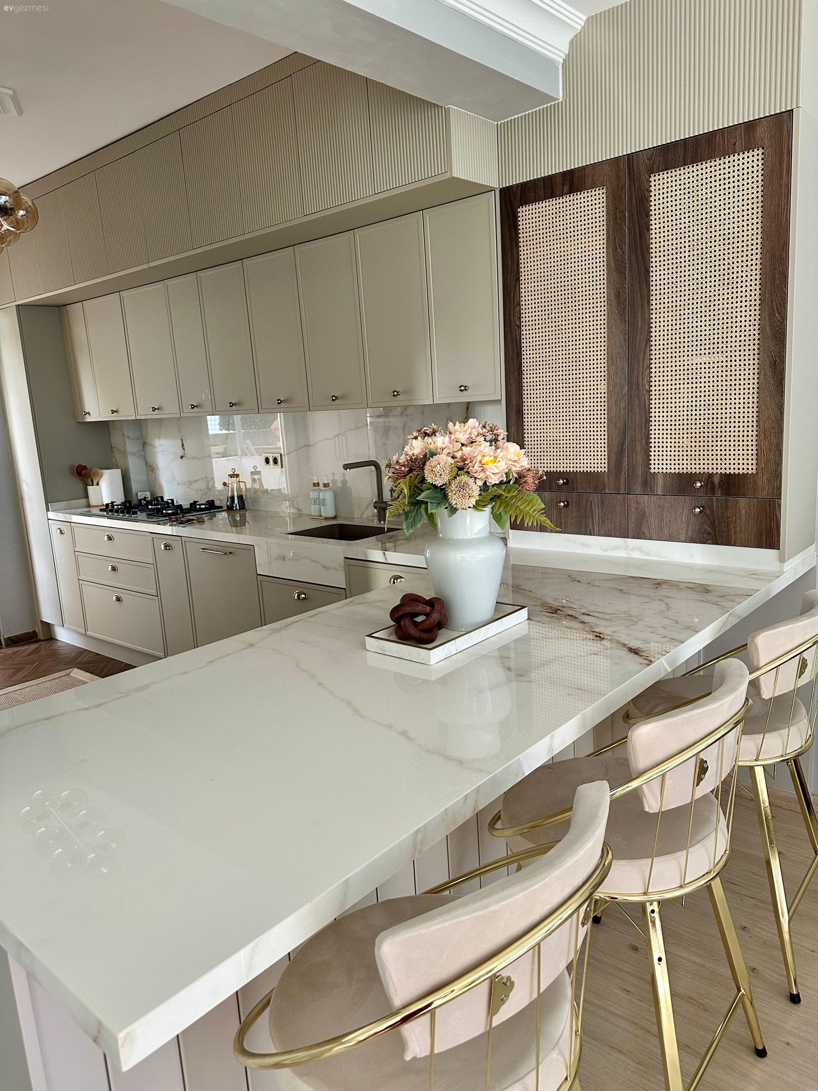 Dekorasyonda Metalik Yansımalar: Gold, Gümüş ve Bronz Parçalar!