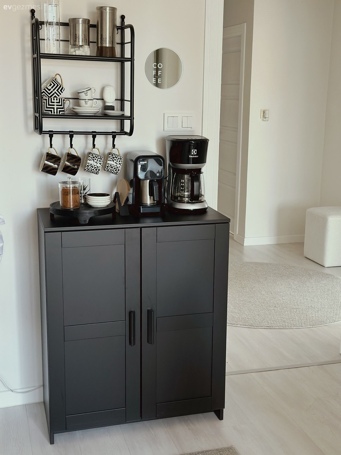 Bu Ankara Evinde Siyah, Beyaz ve Antrasit Uyumu Dekoru Ele Geçirmiş