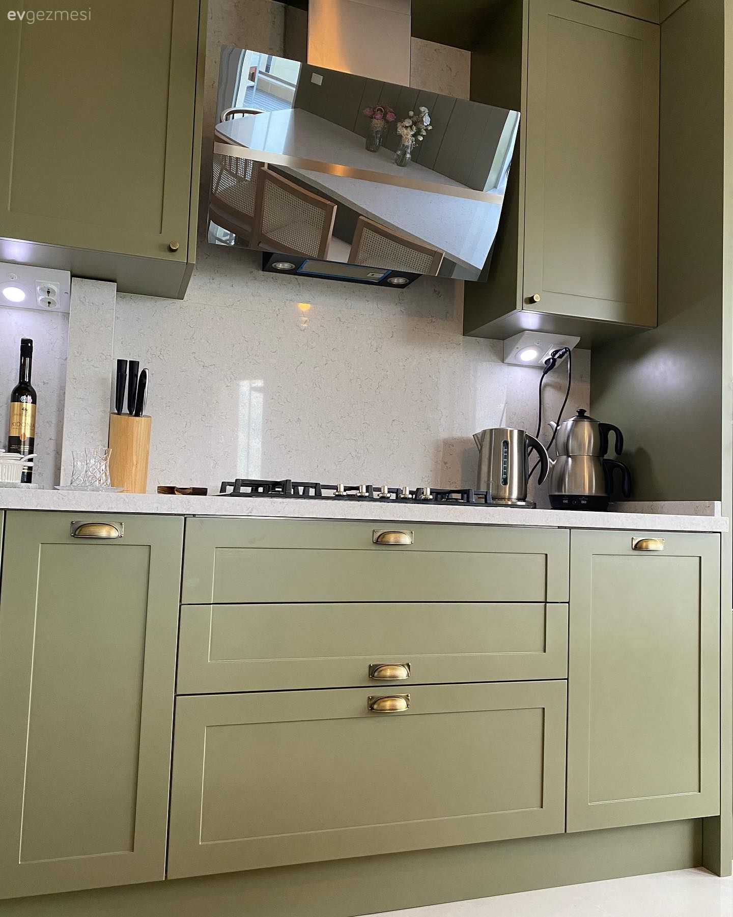 Mutfak, Beyaz, Yeşil, Country, Country mutfak, Shaker kapaklı dolaplar, Mutfak tezgahı, Mutfak tezgah arası, Davlumbaz, Mobilya kulp ve ayakları