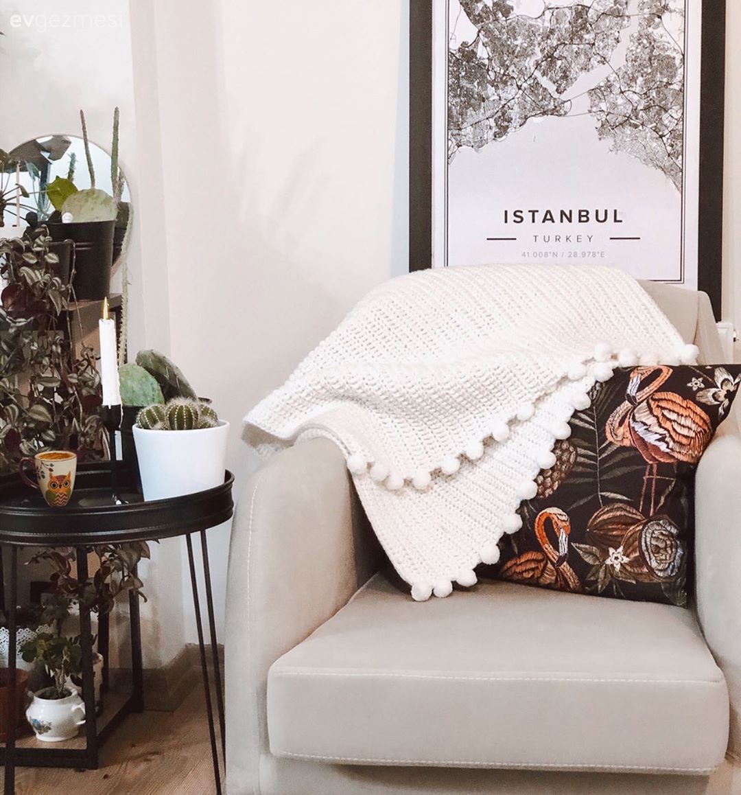 Berjer, Bej, Siyah, Beyaz, Desenler, Tablo, Duvar dekorasyonu, Yan sehpa, Sehpa, Şamdan, Ev Aksesuar, Metal ayaklı sehpa, Kırlent, Ev tekstili