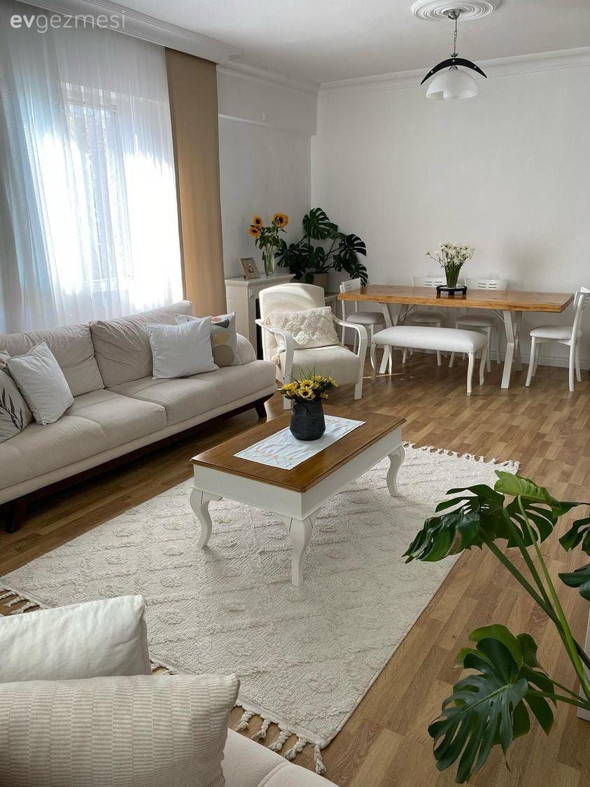 Salon, Bohem Dekorasyon, Beyaz, Krem, Fon perde, Perde, Tül perde, Koltuk takımı, Halı, Beyaz halı, Yemek masası, Sandalye, Ev bitkisi, Parke, Orta sehpa, Sehpa