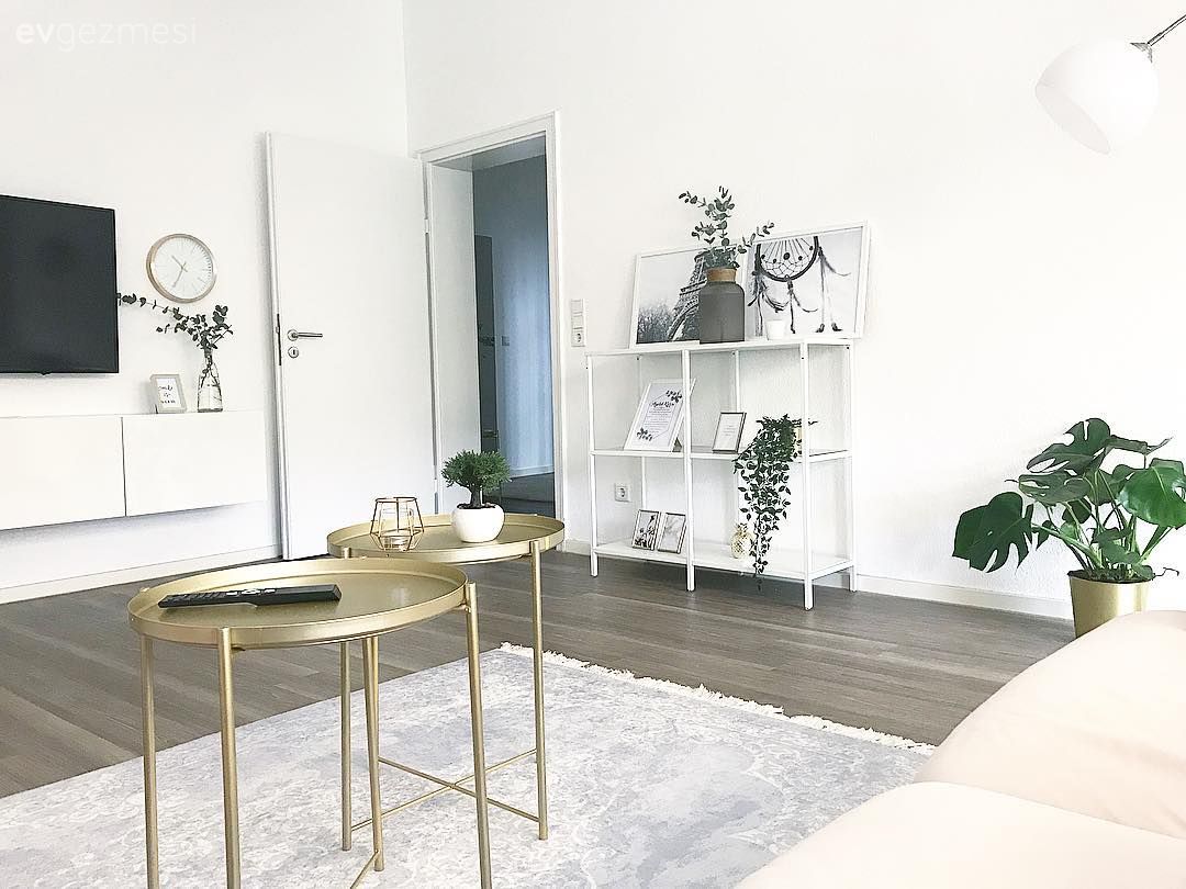 Salon, Beyaz, Pembe, Pastel renkler, Lambader, Aydınlatma, Avize, Salon avizesi, Köşe koltuk, Koltuk takımı, Metal ayaklı sehpa, Sehpa, Salon halısı, Halı, Ev bitkisi, Puf, Vazo, Ev Aksesuar, Altın, Bakır, Tv ünitesi, Duvara monte tv, Duvar dekorasyonu, Dolap, Çerçeve, Tablo, Duvar saati, Parke, Kırlent