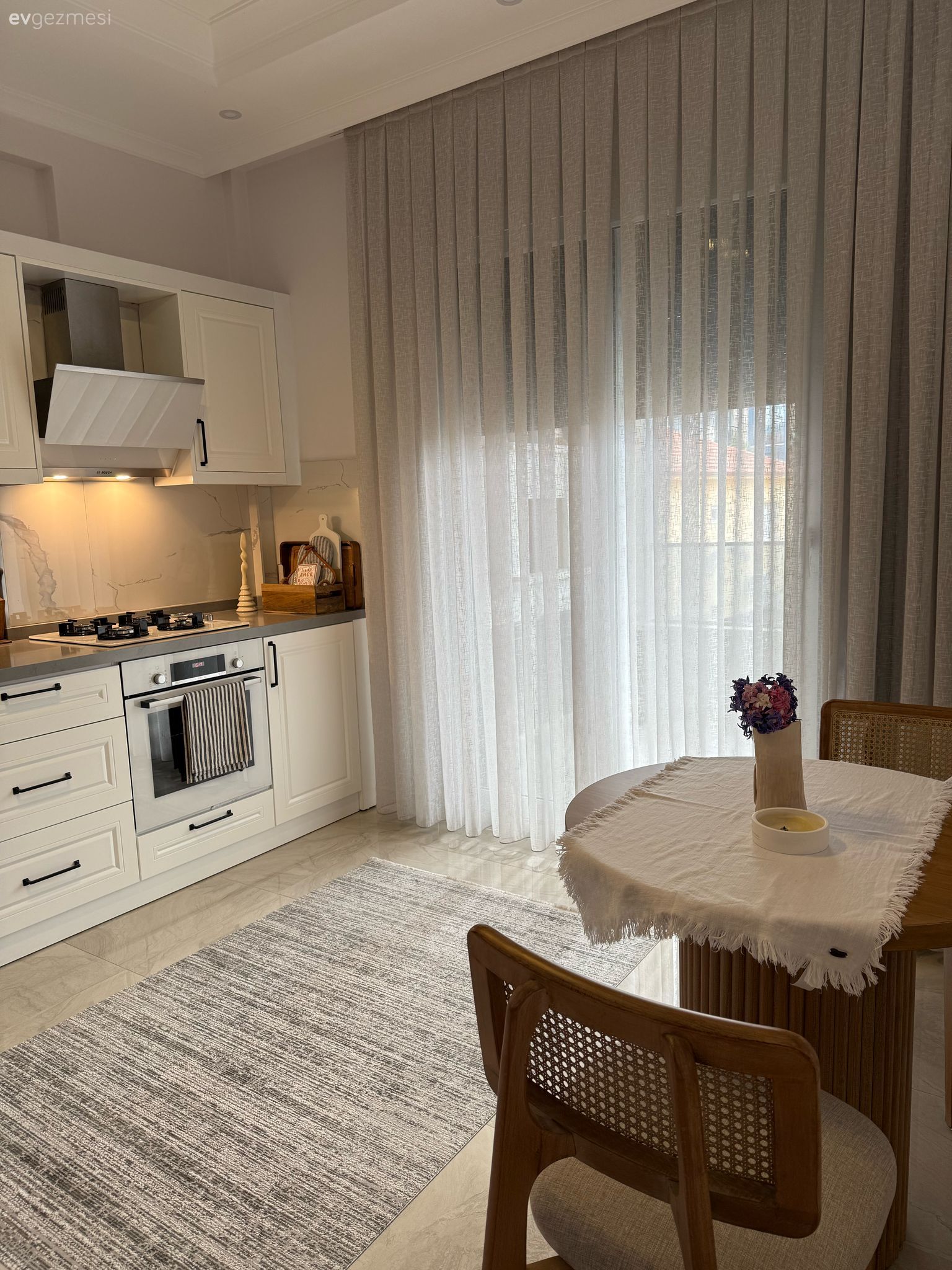 Muğla'daki Bu Evde Gri ve Beyazın Yeri Çok Ayrı