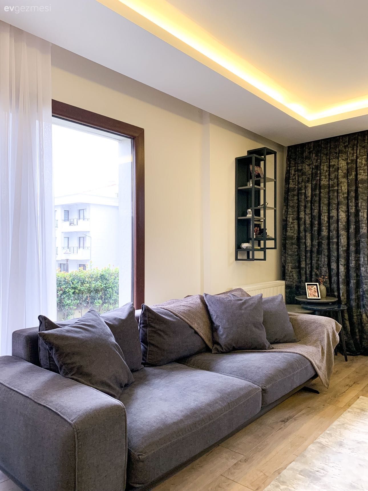 Salon, Modern, Antrasit  , Siyah, Krem, Bej, Koltuk takımı, Berjer, Kırlent, Ev tekstili, Fon perde, Perde, Tül perde, Orta sehpa, Sehpa, Tv ünitesi, Tv ünitesi aksesuarları, Ev Aksesuar, Saksı, Ev bitkisi