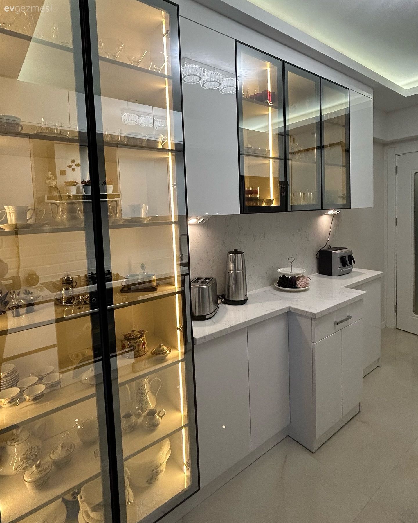 Koridor Tipi Bu Mutfağın Cam Kapakları Alana İlgiyi Arttırmış