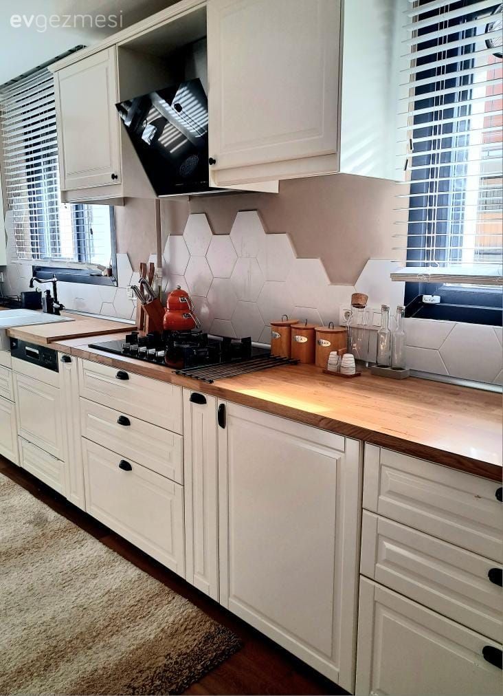 Petek Seramiklerle Tezgah Arası Şenlenen Bir İstanbul Mutfağı!