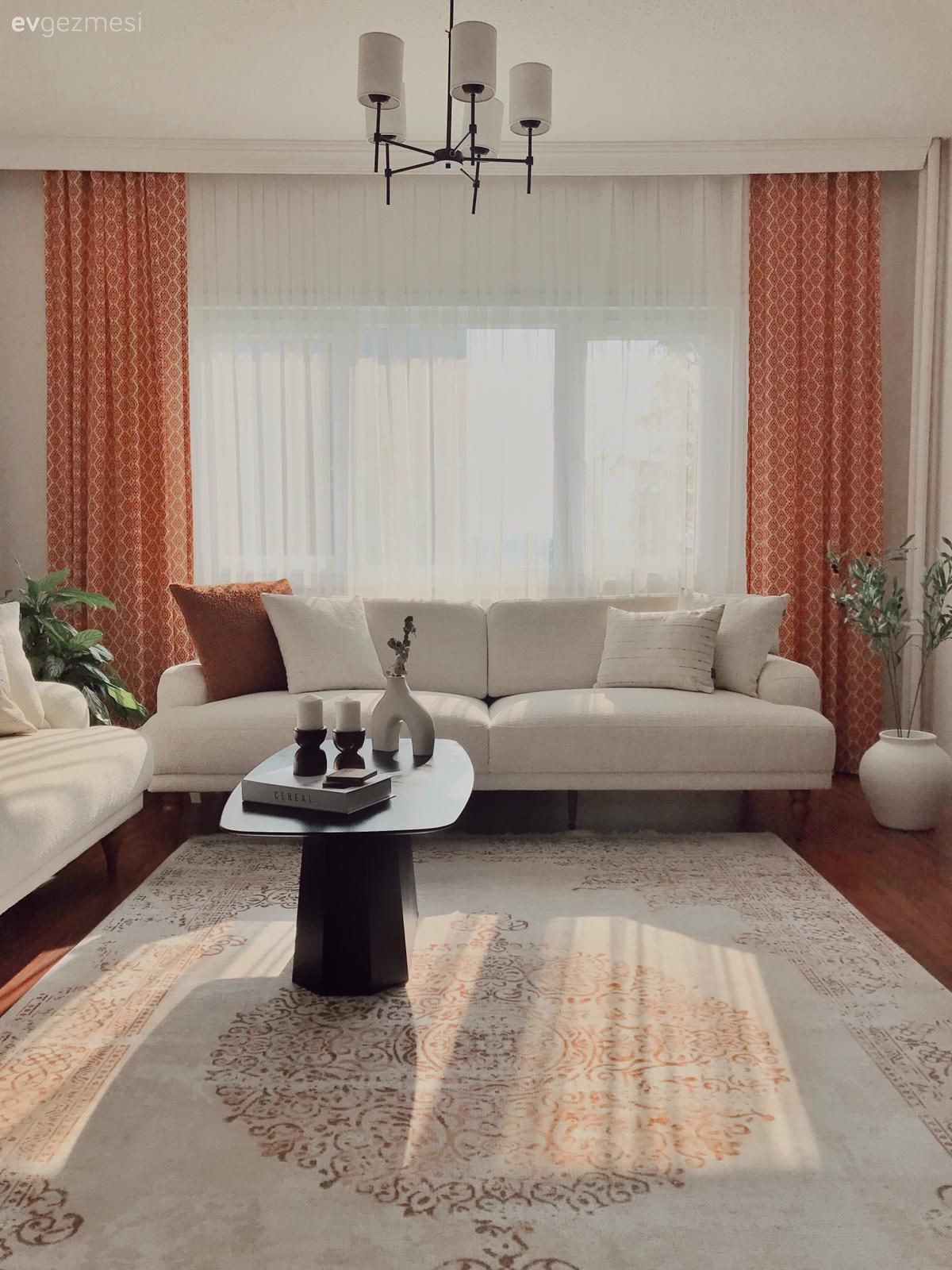 Salon, Modern, Beyaz, Turuncu, Siyah, Krem, Bej, Koltuk takımı, Fon perde, Perde, Tül perde, Halı, Salon halısı, Orta sehpa, Sehpa, Parke, Avize, Aydınlatma, Salon avizesi, Kırlent, Ev tekstili, Saksı, Ev bitkisi