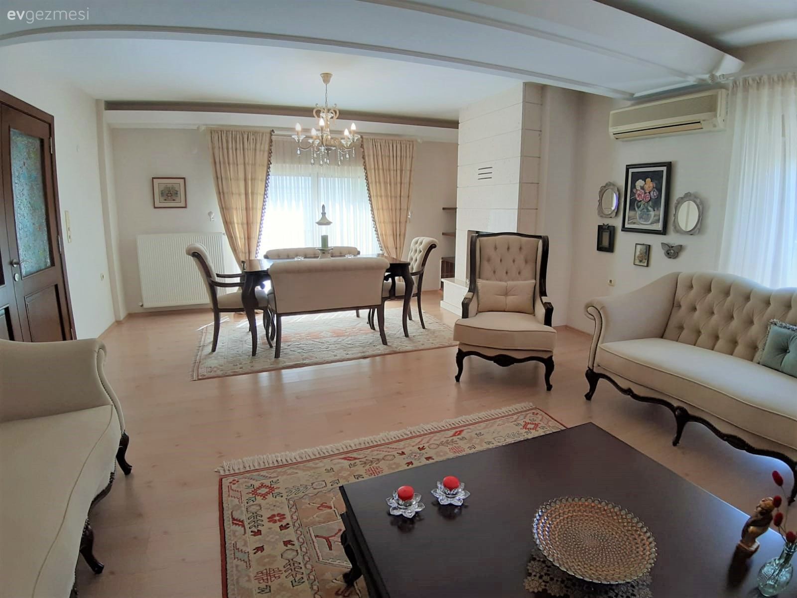 Salon, Krem, Kahverengi, Koltuk takımı, Berjer, Yemek masası, Sandalye, Fon perde, Perde, Tül perde, Yemek odası avizesi, Tablo, Duvar dekorasyonu, Ayna, Halı, Salon halısı, Orta sehpa, Sehpa, Sehpa üstü aksesuarı, Ev Aksesuar, Country