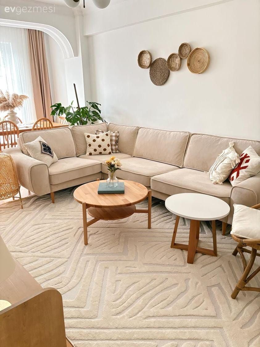 Salon, Bohem Dekorasyon, İskandinav, Köşe koltuk, Koltuk takımı, Krem, Bej, Ahşap Mobilya, Halı, Salon halısı, Kırlent, Ev tekstili, Duvar dekorasyonu, Orta sehpa, Sehpa, Dekoratif Objeler, Sandalye, Yemek masası, Ev bitkisi, Fon perde, Perde, Tül perde