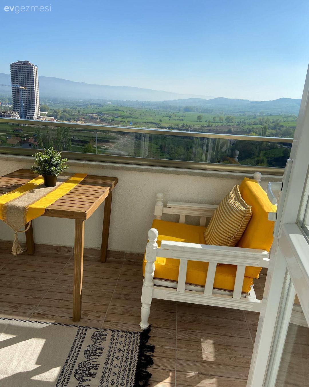 Pahalı Parçalardan Uzak Kalarak Neşesini Koruyabilen Bir Balkon